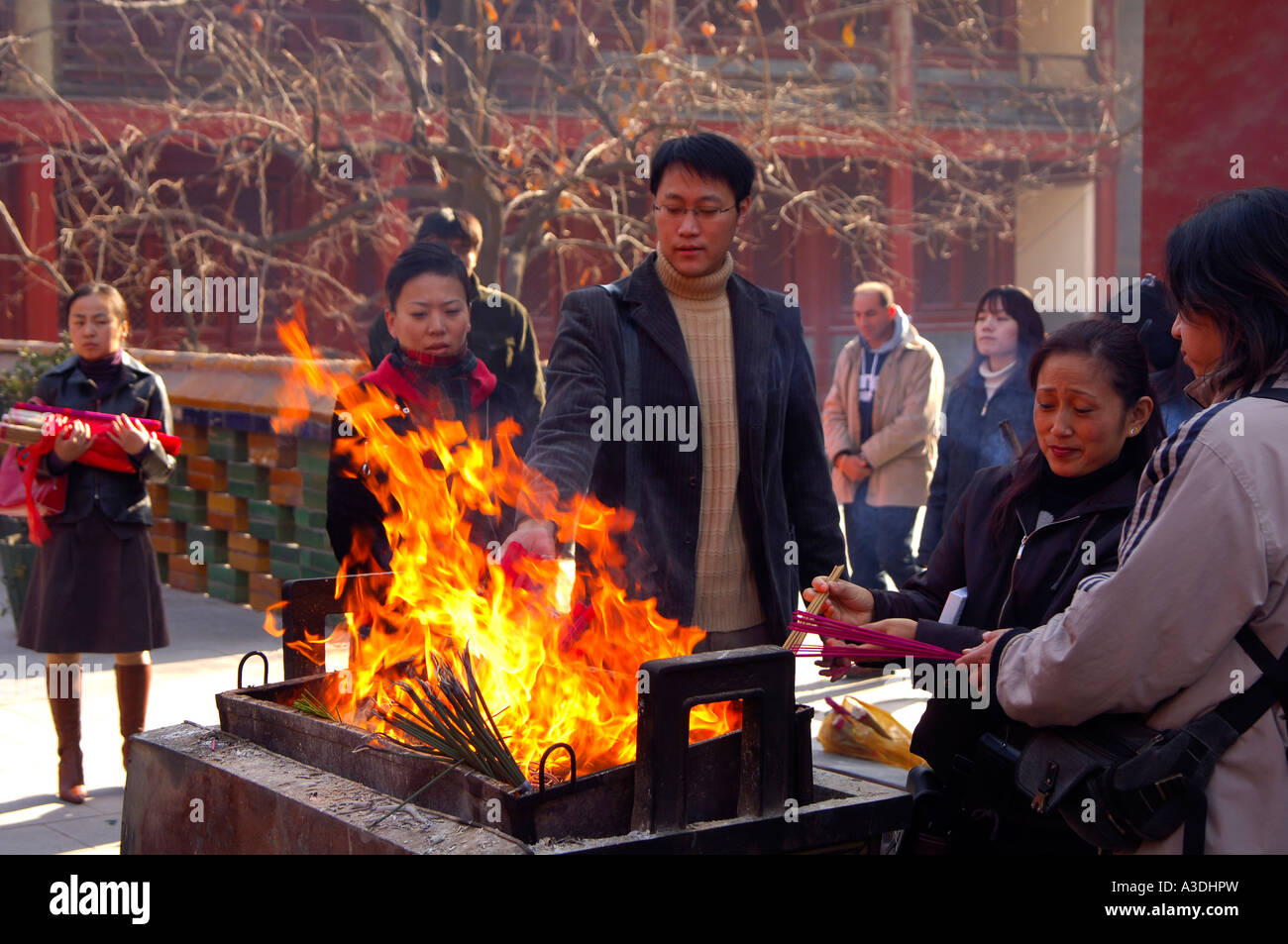 Beliefers s'enflammer d'encens, temple bouddhiste tibétain Yong Il Gong, Beijing, Chine Banque D'Images