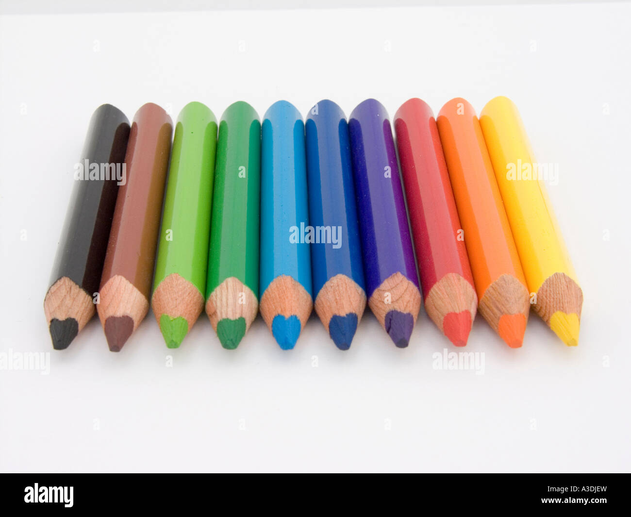 Un paquet de crayons de couleur idéal pour les enfants créatifs de tirer et en couleur avec. Alignés dans une rangée sur un fond blanc. Banque D'Images