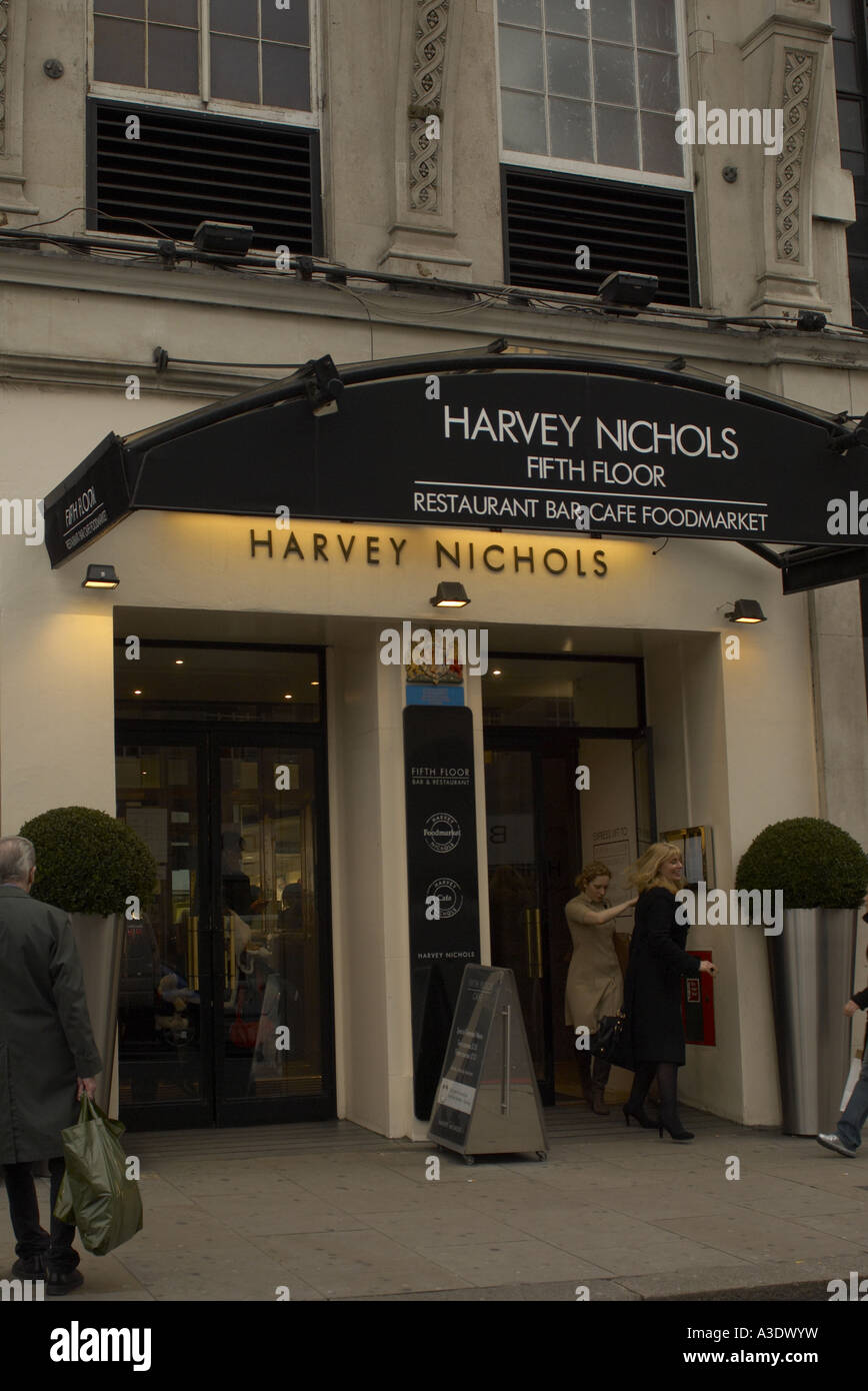 Les clients de fermer une porte à côté du grand magasin Harvey Nichols Knightsbridge Londres Banque D'Images