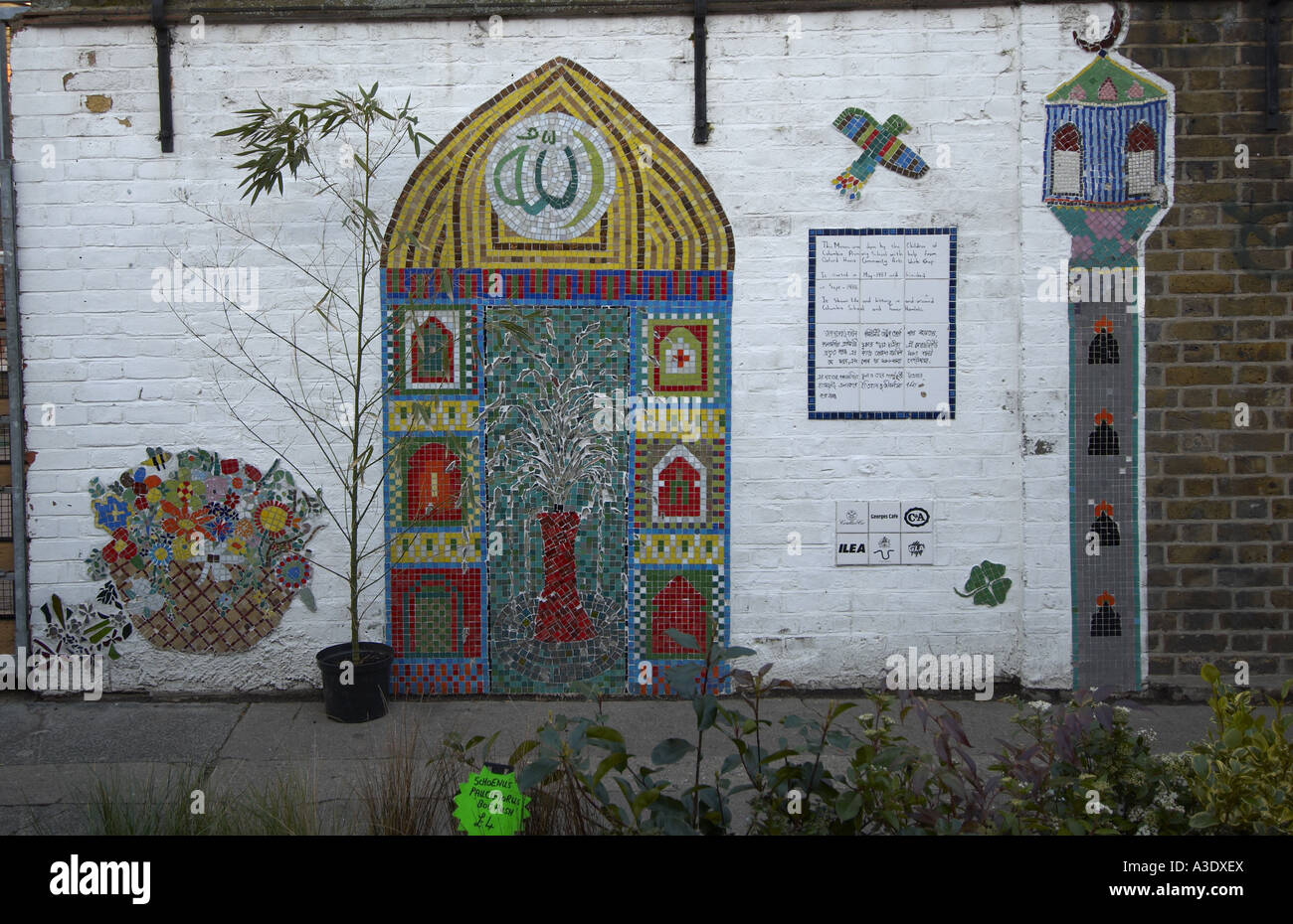 Mosaïque de carreaux de verre couvrant le mur de Columbia Road Primary School London Banque D'Images