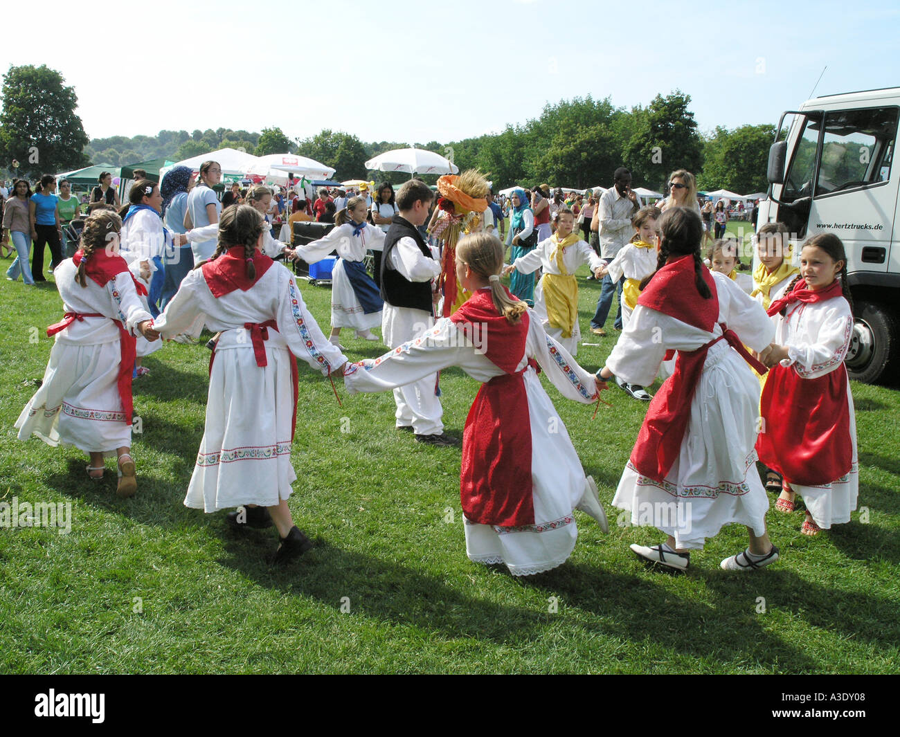 Danse danseurs croate dans la région de Park Summer festival Munich Allemagne Banque D'Images