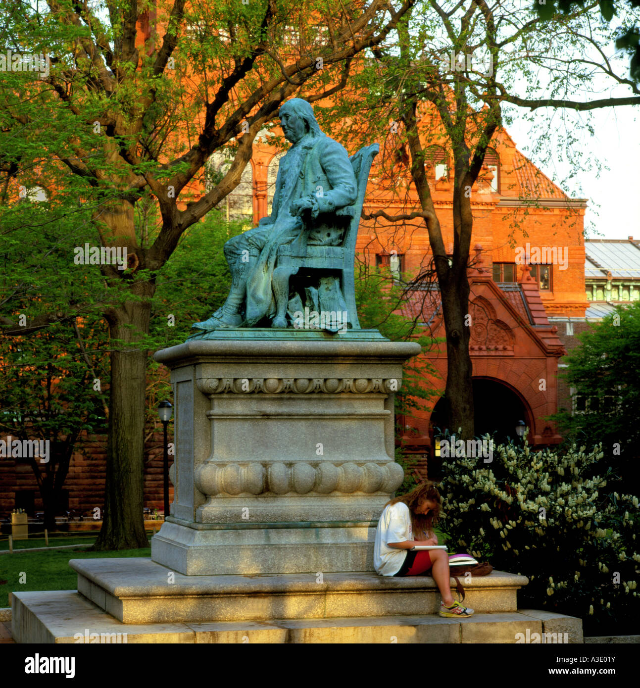 Étudiant et Statue de Benjamin Franklin, l'Université de Pennsylvanie, Philadelphie, Pennsylvanie, USA Banque D'Images