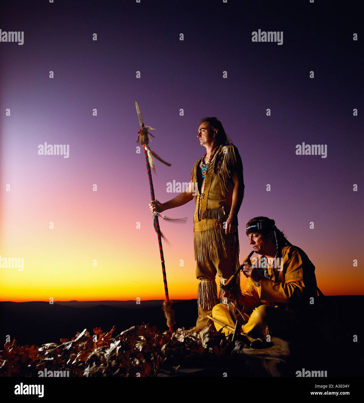 Les Indiens Shawnee en vêtements traditionnels à grande zone naturelle bouton coucher du soleil, Sullivan County, California, USA Banque D'Images