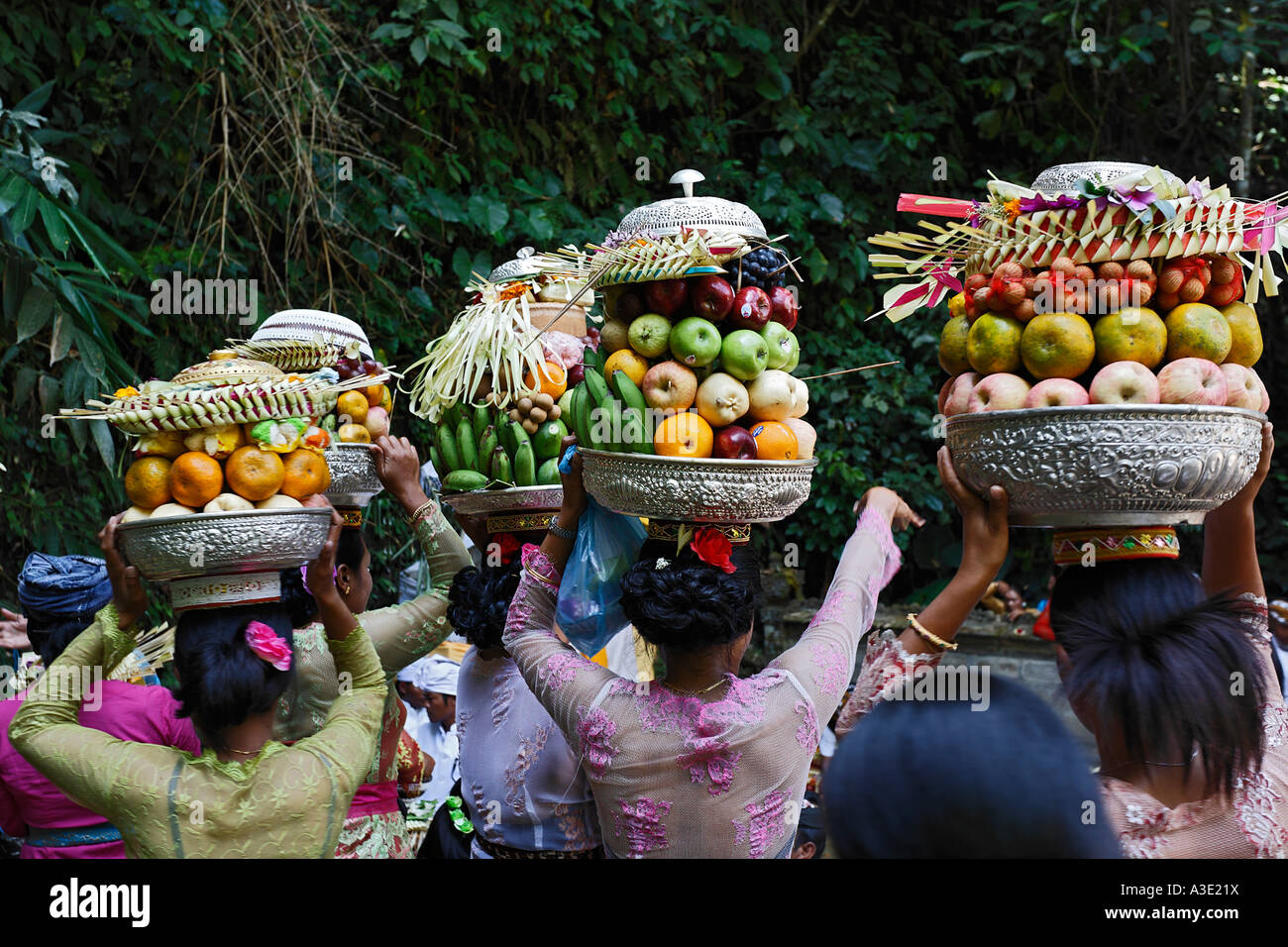 Offrande sacrificielle de Hindu dans Kedisan, Danau Batur, Bali, Indonésie Banque D'Images