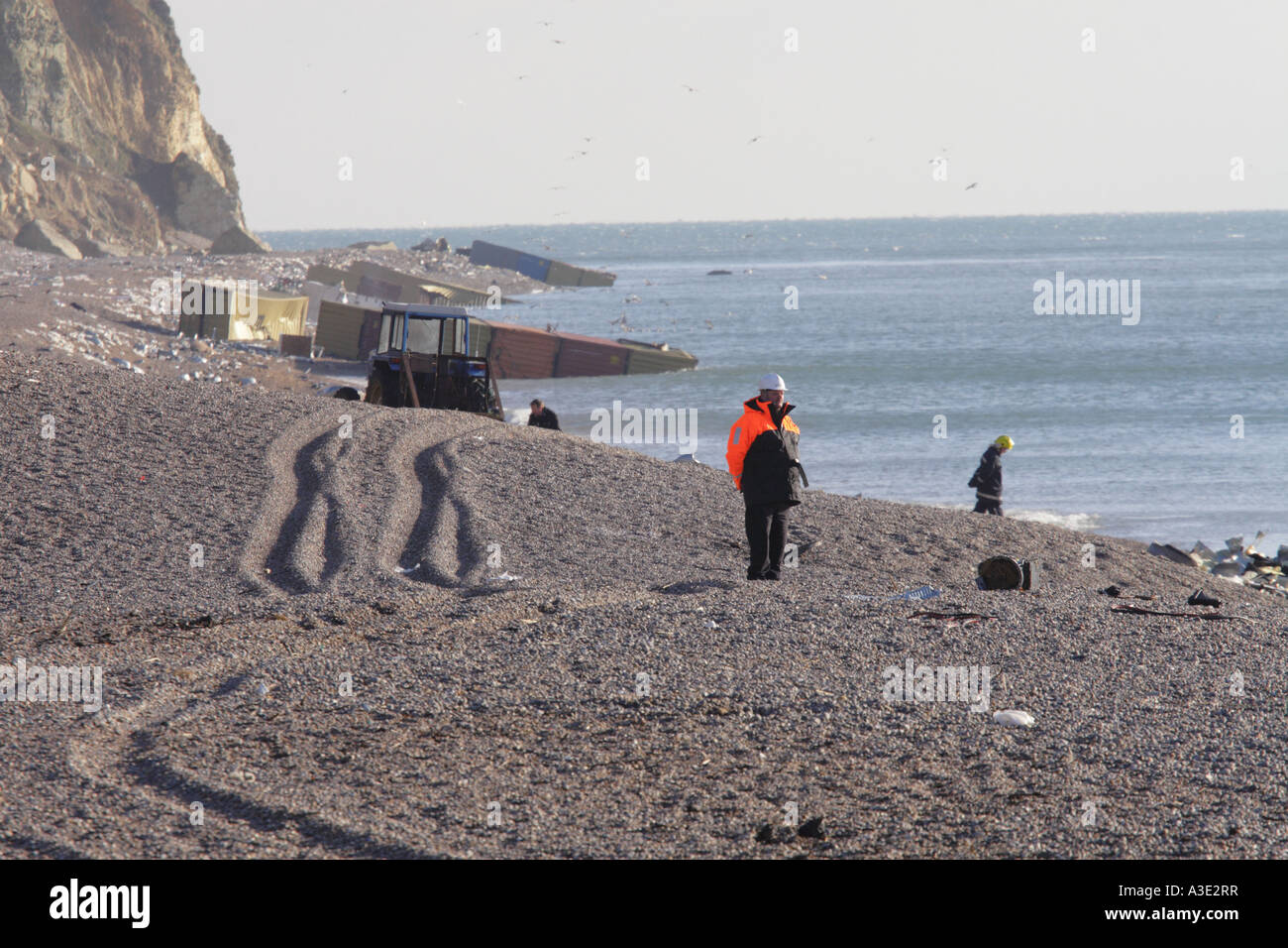Branscombe Devon UK un agent de sécurité monte la garde parmi les débris rejetés par la pollution de l'épave du MSC Napoli Janvier 2007 Banque D'Images