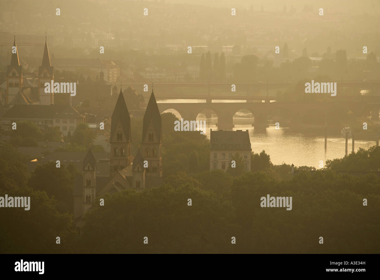 Coucher du soleil : Les toits de la vieille partie de la ville avec les ponts de la moselle un les églises St Castor et de Saint Florin Banque D'Images