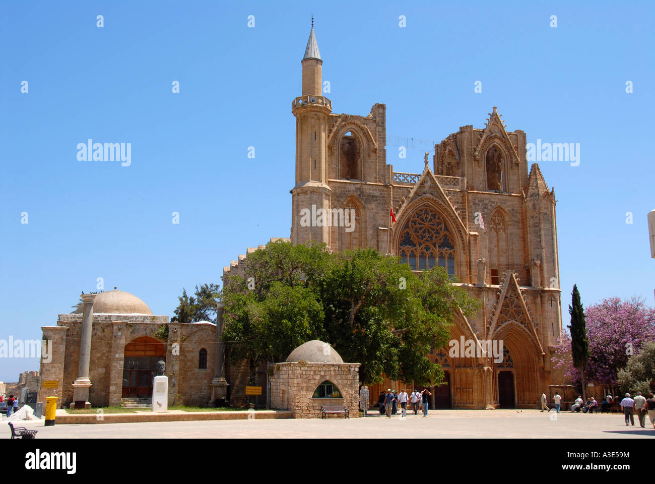 Ancienne Cathédrale Saint-nicolas maintenant Lala Mustapha Pacha Mosquée avec square Famagouste Gazimagusa Chypre du Nord Banque D'Images