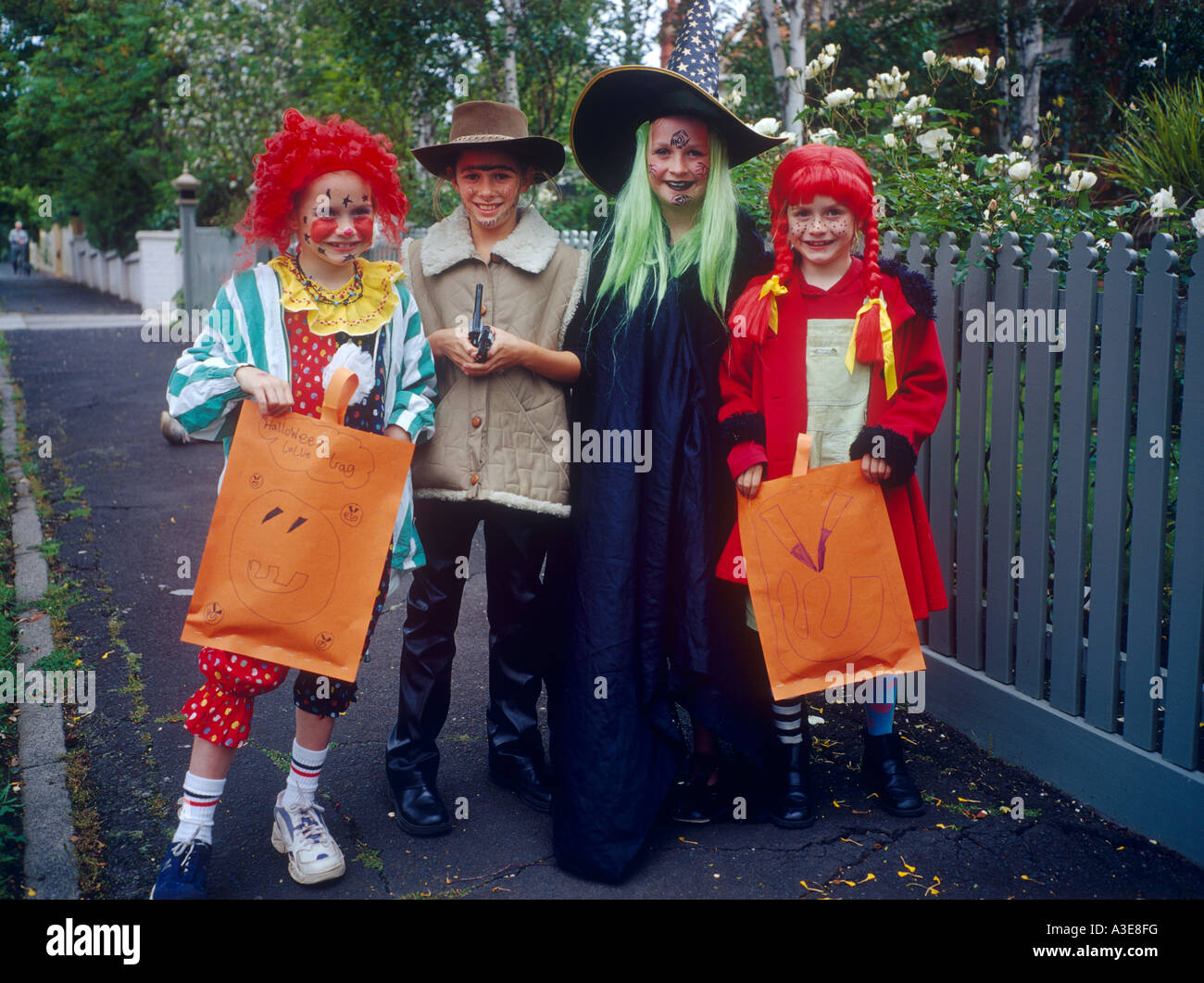 Les enfants à l'Halloween trick or treating Victoria Melbourne Australie Banque D'Images