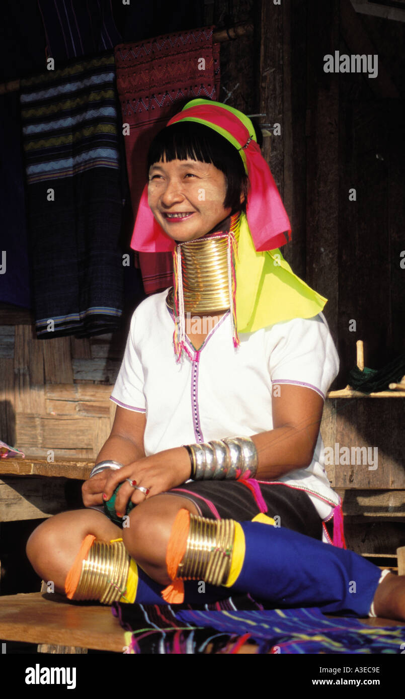 Une Femme De La Karen Hill En Thailande Porte Des Anneaux D Or Autour De Son Cou Allonge Un Signe De Richesse Et De Beaute Quand E Photo Stock Alamy Une Femme De La Karen Hill En Thailande Porte Des Anneaux D Or Autour De Son Cou Allonge Un Signe De Richesse Et De Beaute Quand E Photo Stock Alamy