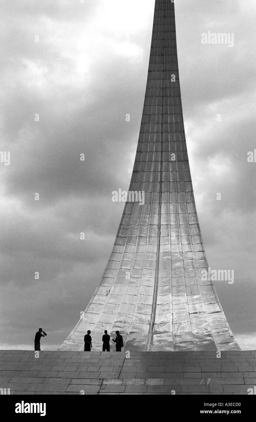 Moscou;s monument soviétique Cosmos de l'espace réalisation est devenu un repaire pour les adolescents Banque D'Images