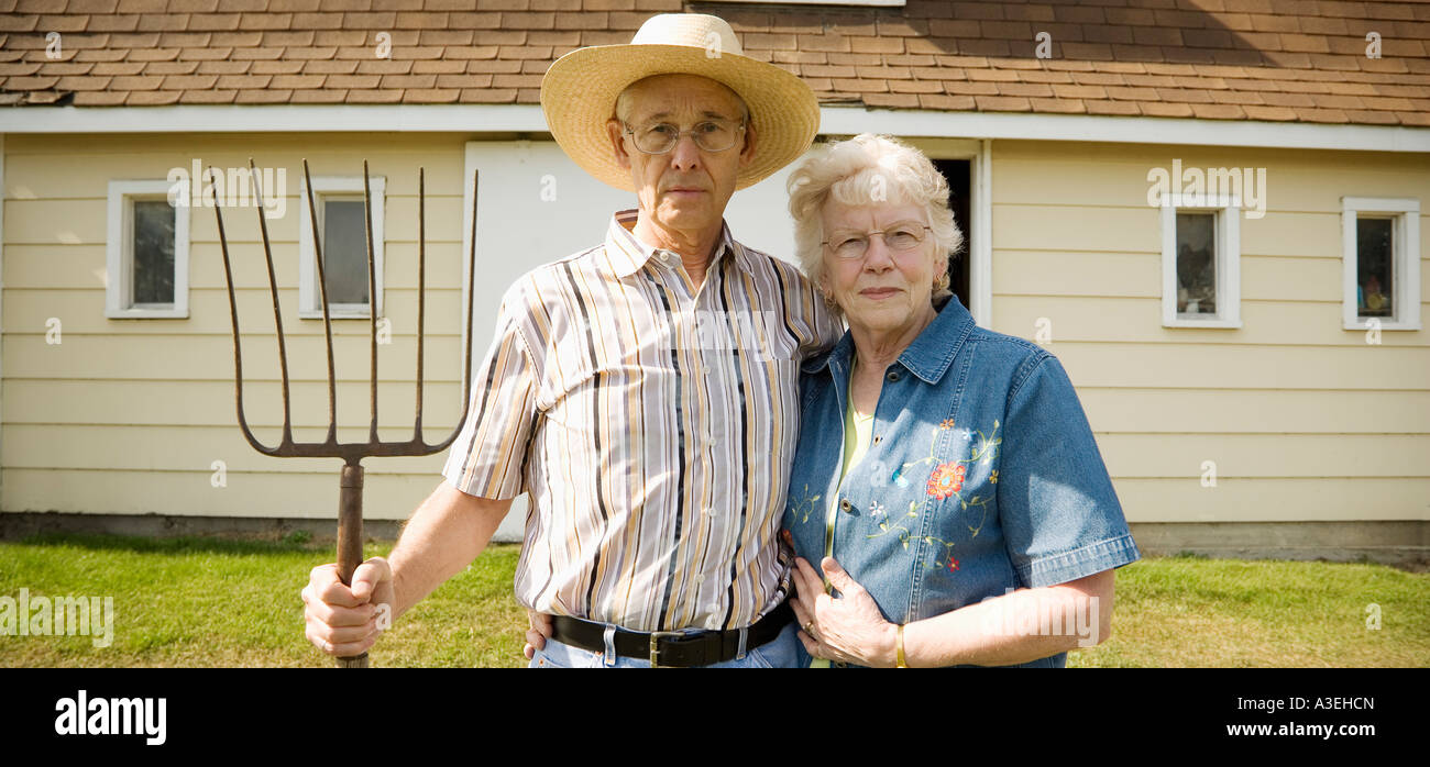 Senior couple comme American gothic Banque D'Images