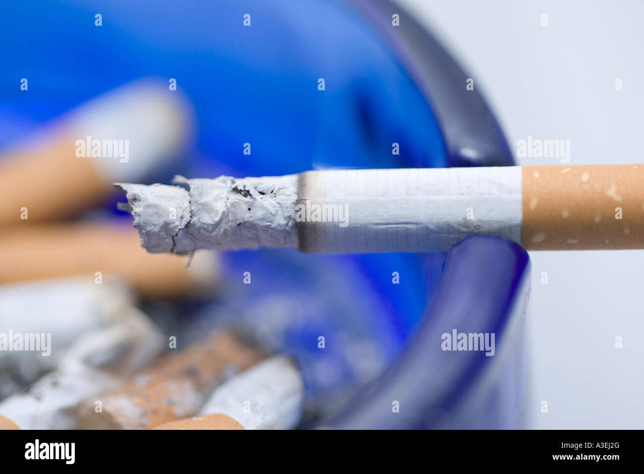 La moitié d'une cigarette fumée Banque D'Images