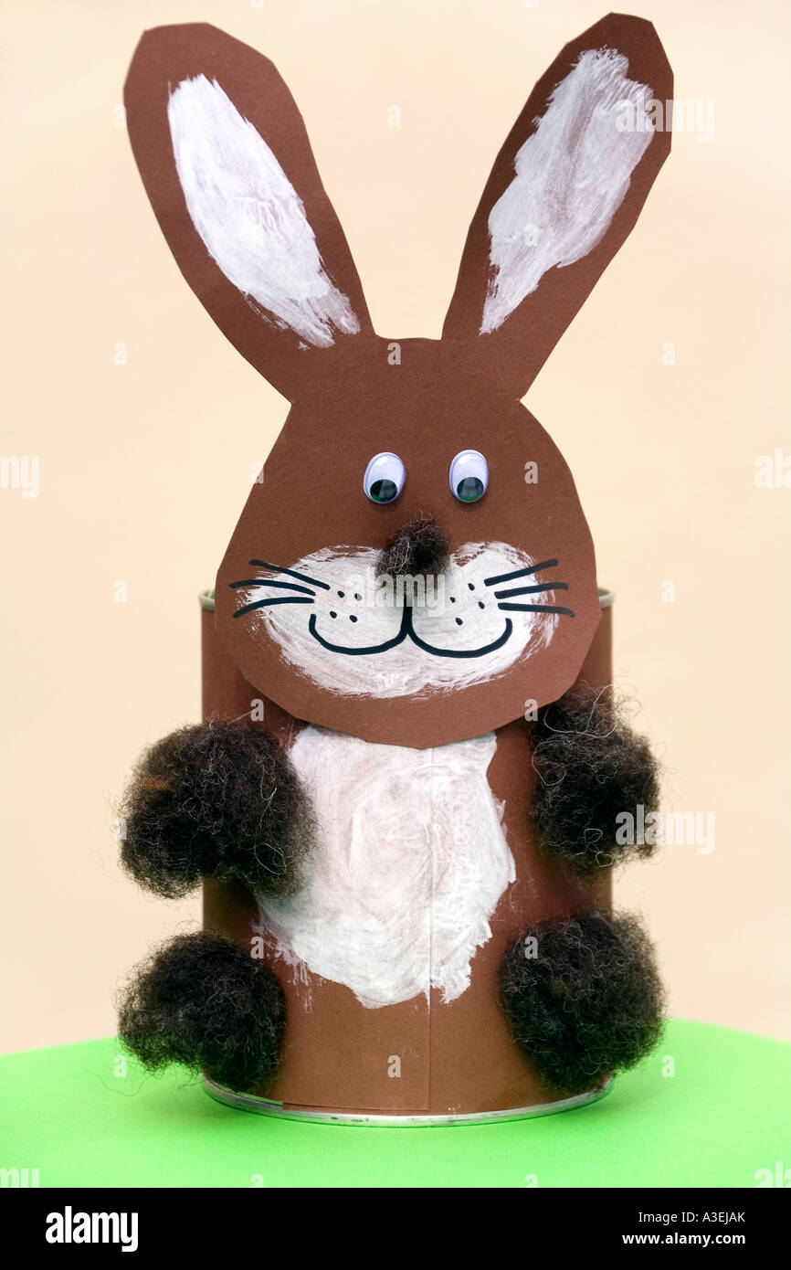 Un lapin de pâques faites de carton et de la laine Photo Stock - Alamy