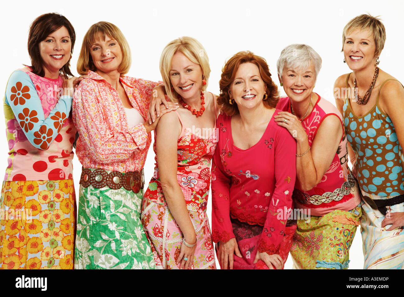 Portrait dun groupe de femmes mûres standing and smiling Photo Stock -  Alamy