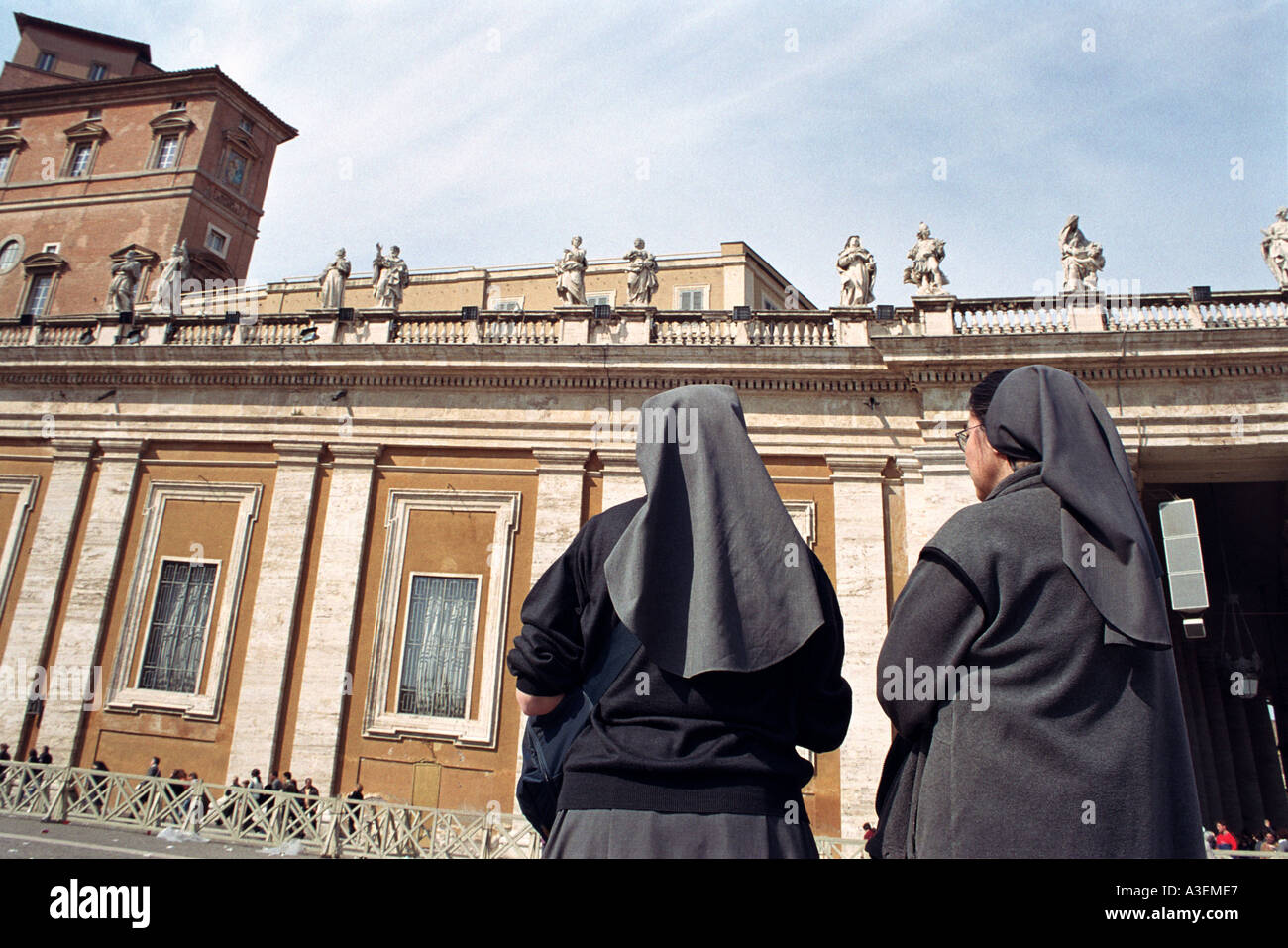 Deux religieuses à la Chambre au pape s à st peters sq mort Pape Rome Avril 2005 Banque D'Images