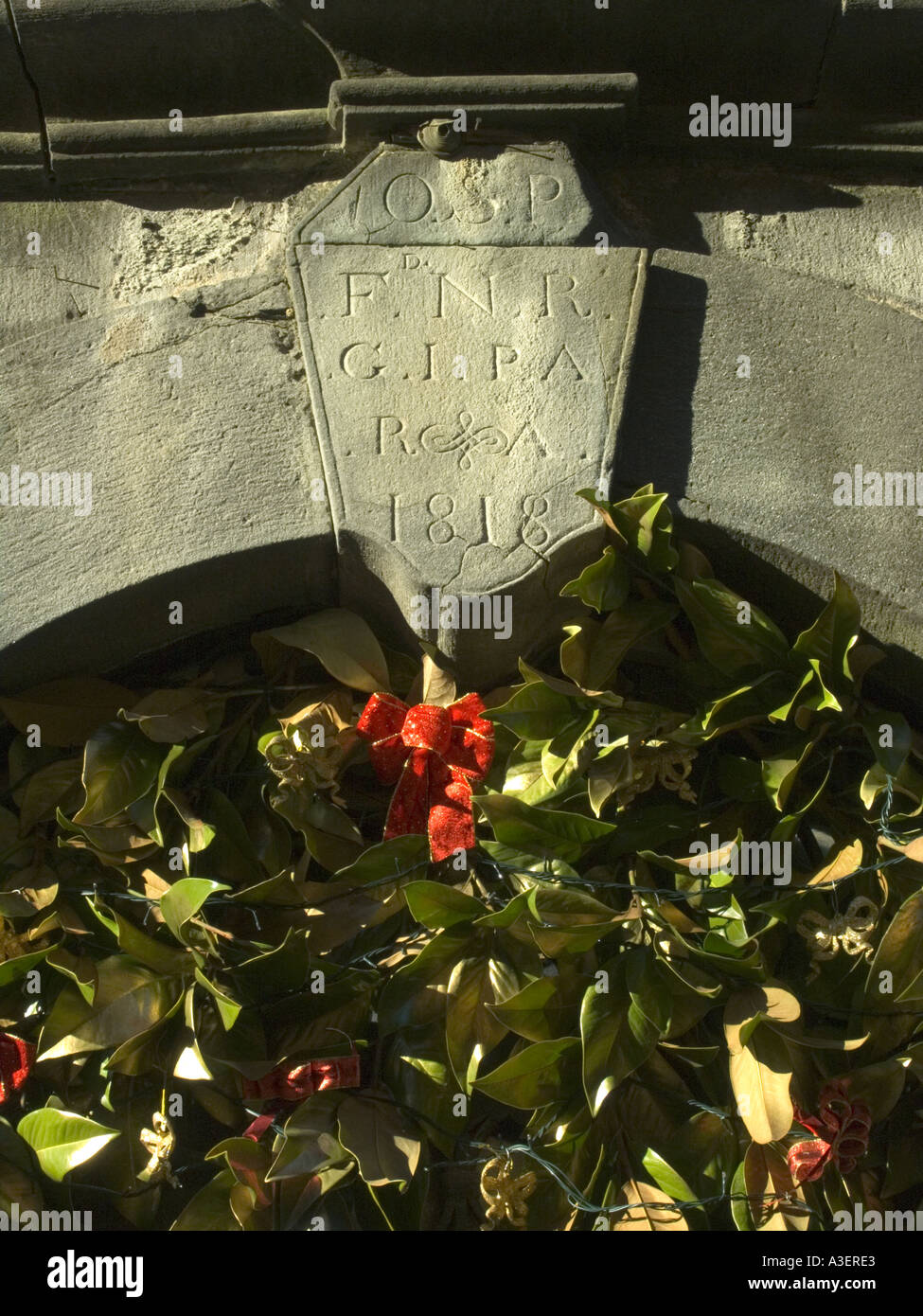 Décorations de Noël sous voûte dans archway Italie Banque D'Images