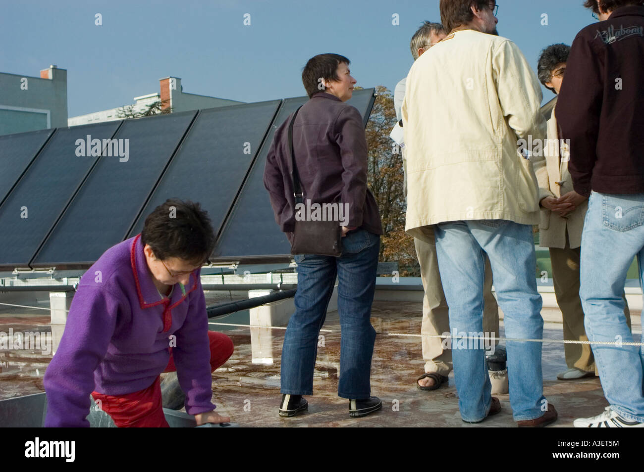 Paris France, panneaux d'énergie solaire hors toit de domaine Bâtiment personnes visitant site Green Show House Eco Home, maison écologique de france, Banque D'Images