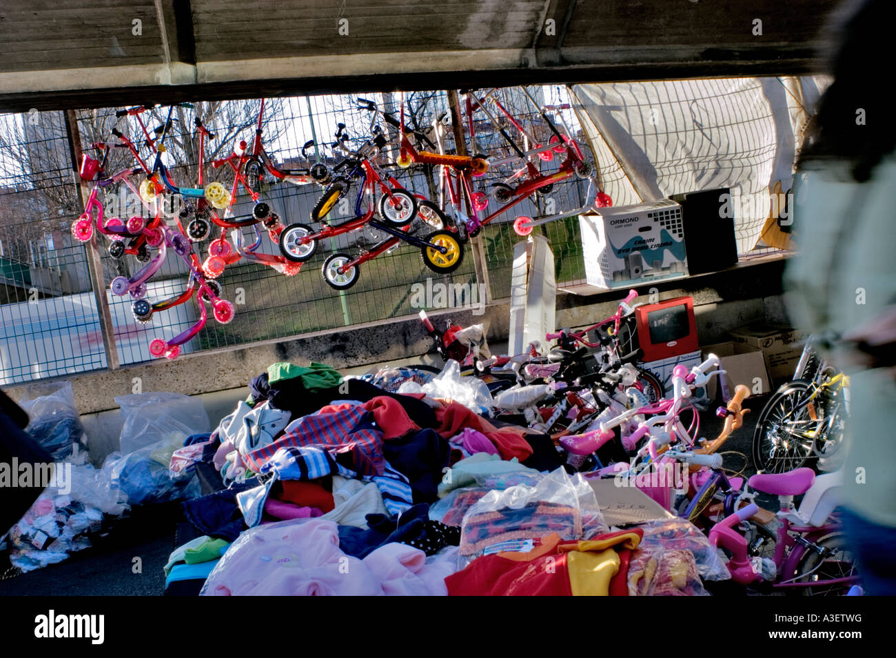 Paris France, Shopping jouets pour enfants et vêtements d'occasion en vente au marché aux puces de la banlieue de Montreuil Banque D'Images