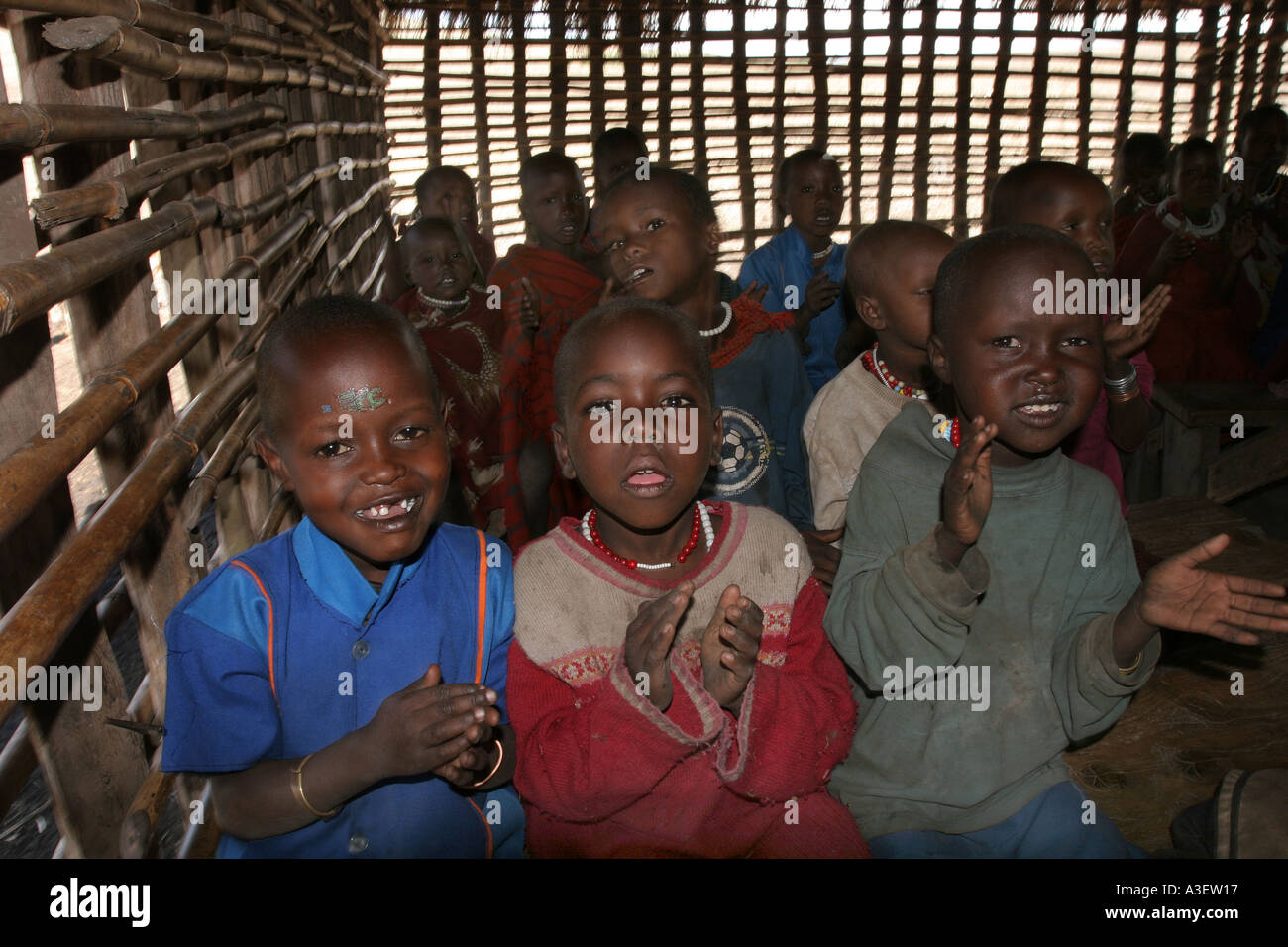 Les enfants à l'école Masai en Tanzanie Banque D'Images