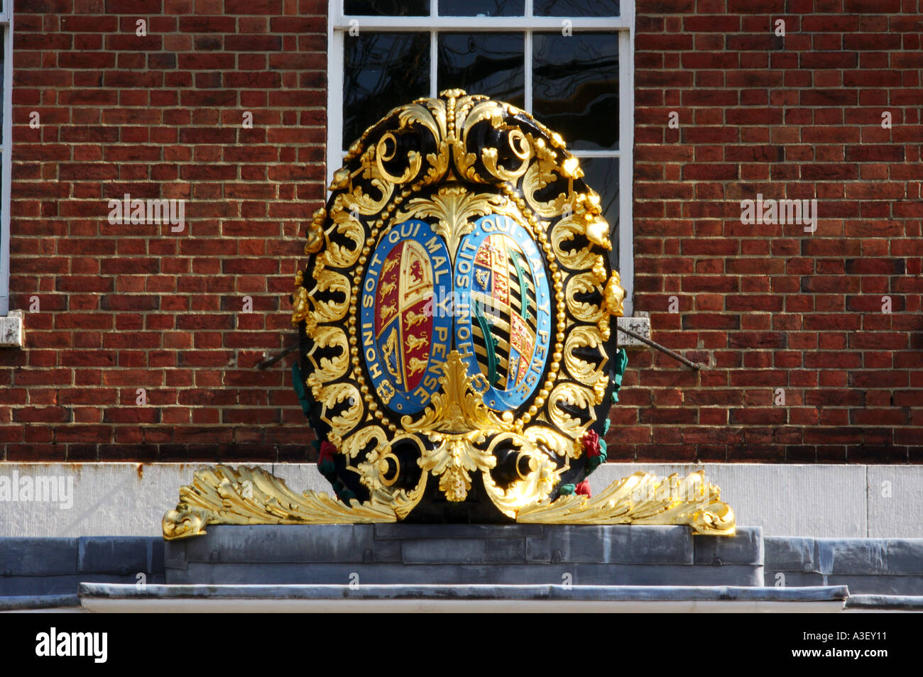 Vieux manteau d'armes en provenance de HMS Victory à Portsmouth Historic Dockyard UK maintenant rénové Banque D'Images