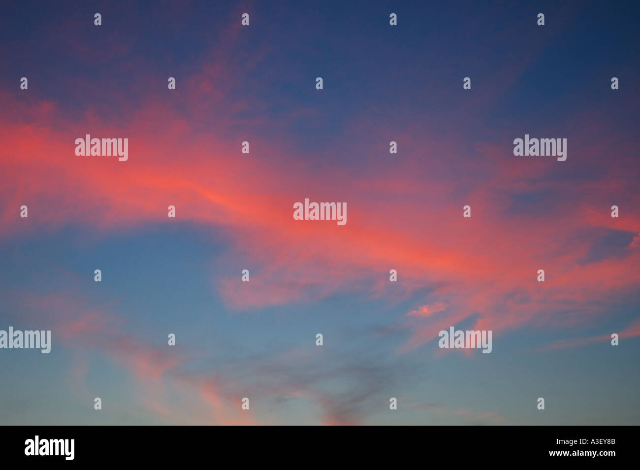 Whisp rouge des nuages à coucher du soleil Banque D'Images
