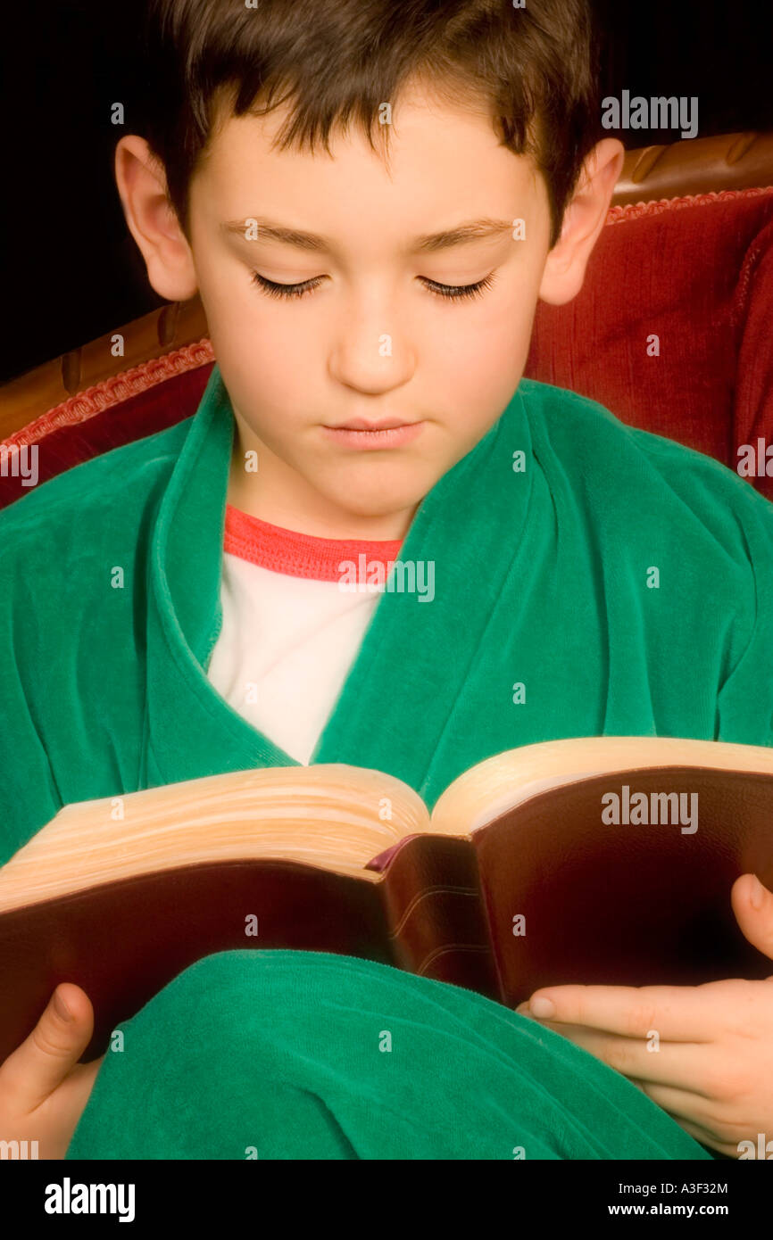 Boy lire la Bible Banque D'Images