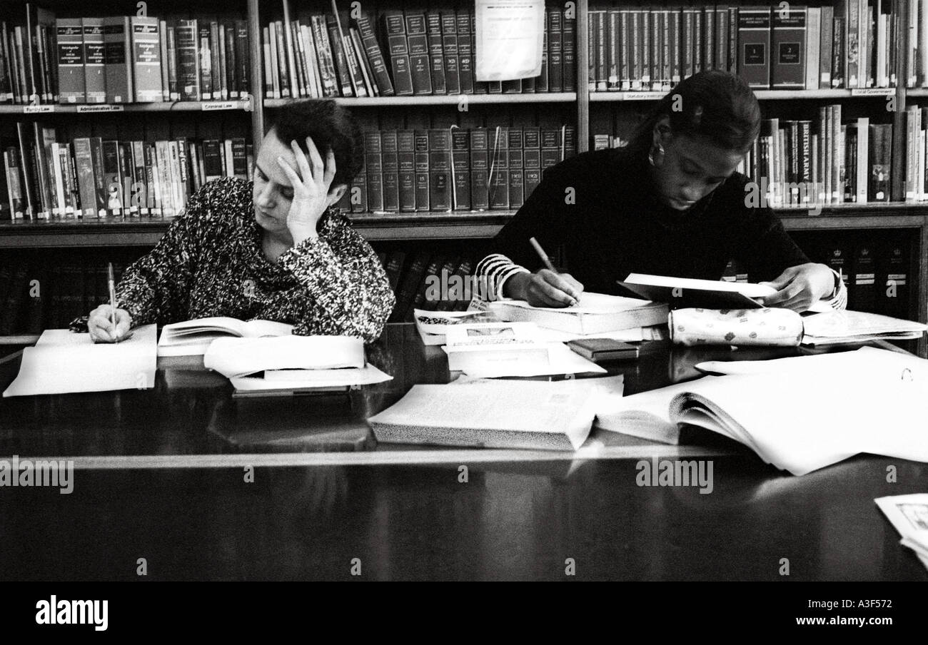 Les filles à Londres de la bibliothèque publique d'étude Banque D'Images