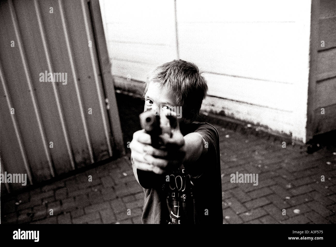 Enfant de braquer une arme-jouet Londres Banque D'Images
