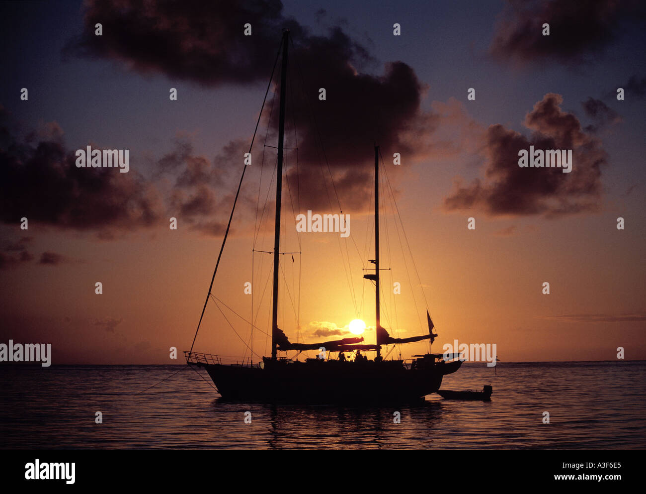 Location de silhouette sur le coucher du soleil Banque D'Images