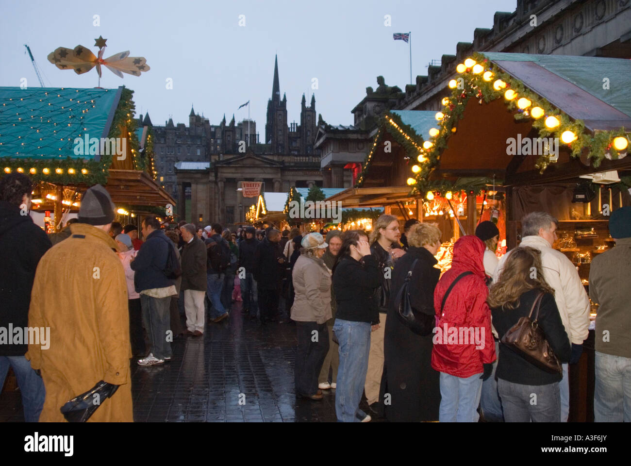 L'allemand et Marchés de Noël dans la rue Princes Street Edinburgh Scotland UK Banque D'Images