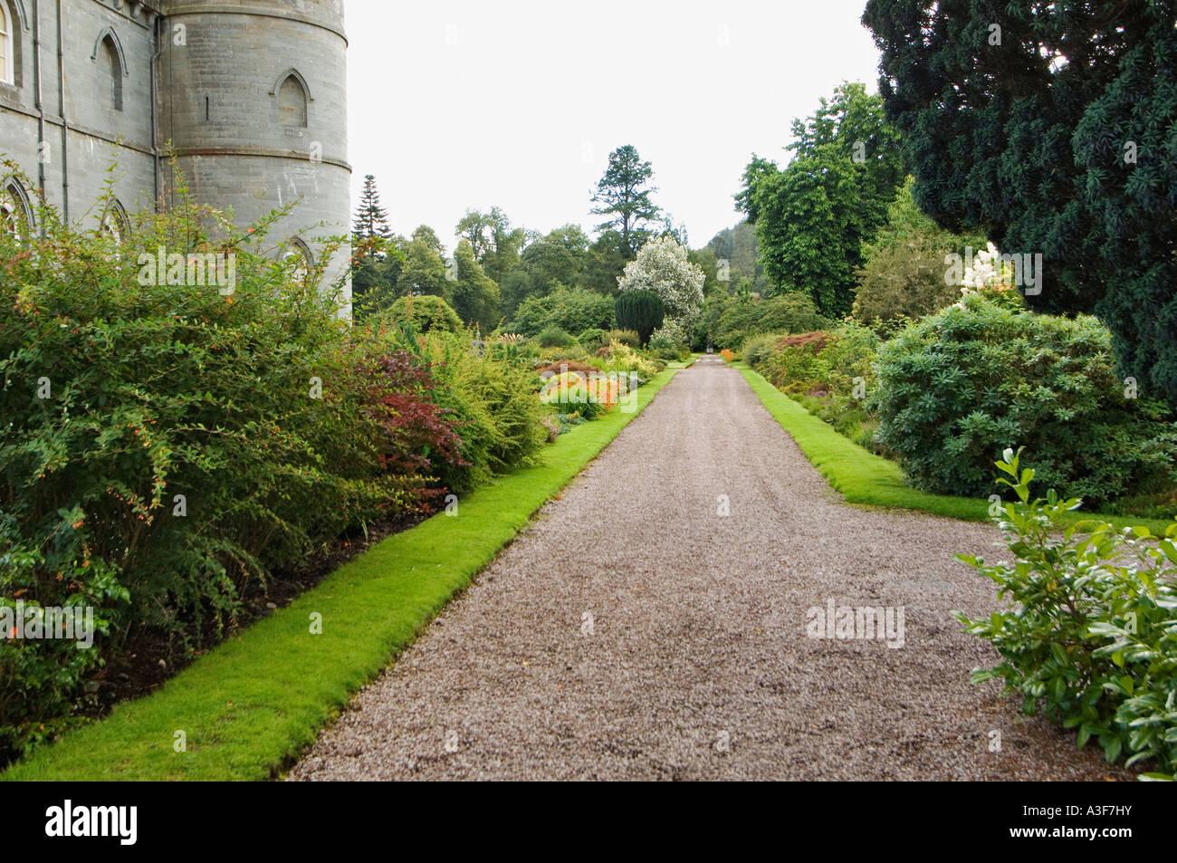 À côté du chemin de gravier menant au château d'Inveraray Inveraray Jardins Ecosse Banque D'Images