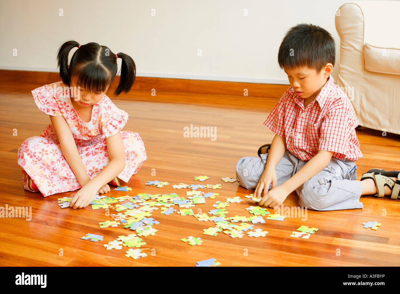 Garçon jouant avec un puzzle Banque D'Images