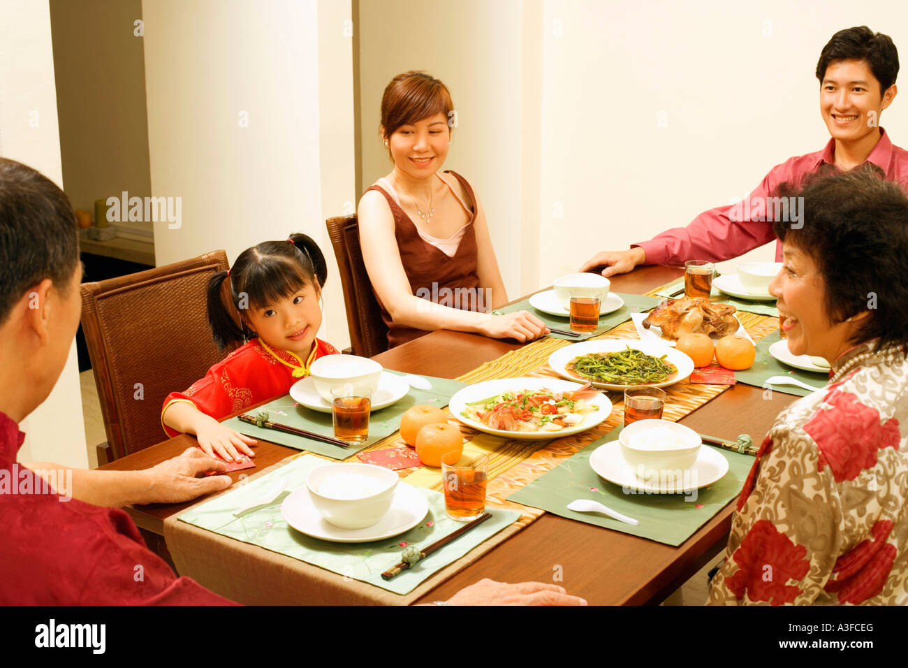 Trois génération de la famille à la table Banque D'Images