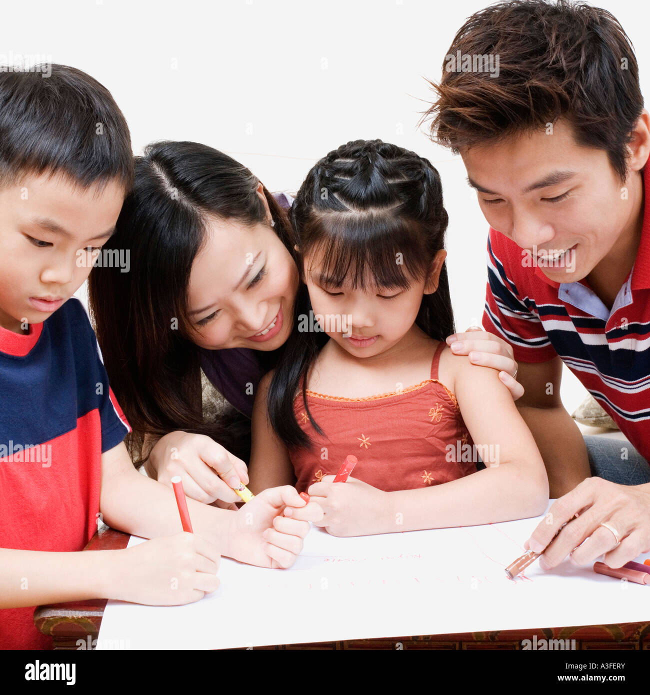 Les parents de l'enseignement d'un garçon et une fille comment mettre de la couleur Banque D'Images