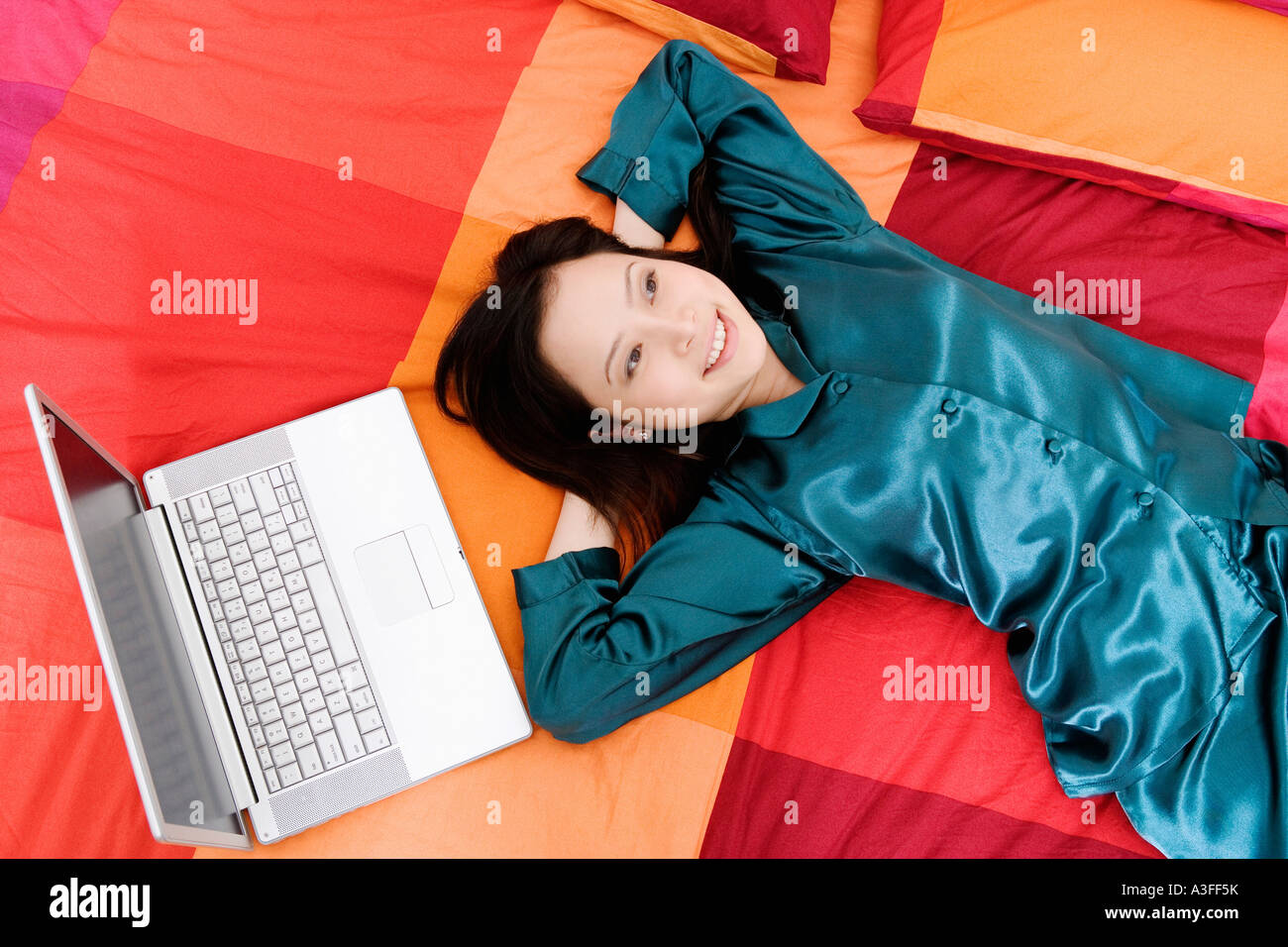 High angle view of a young woman lying on the bed Banque D'Images