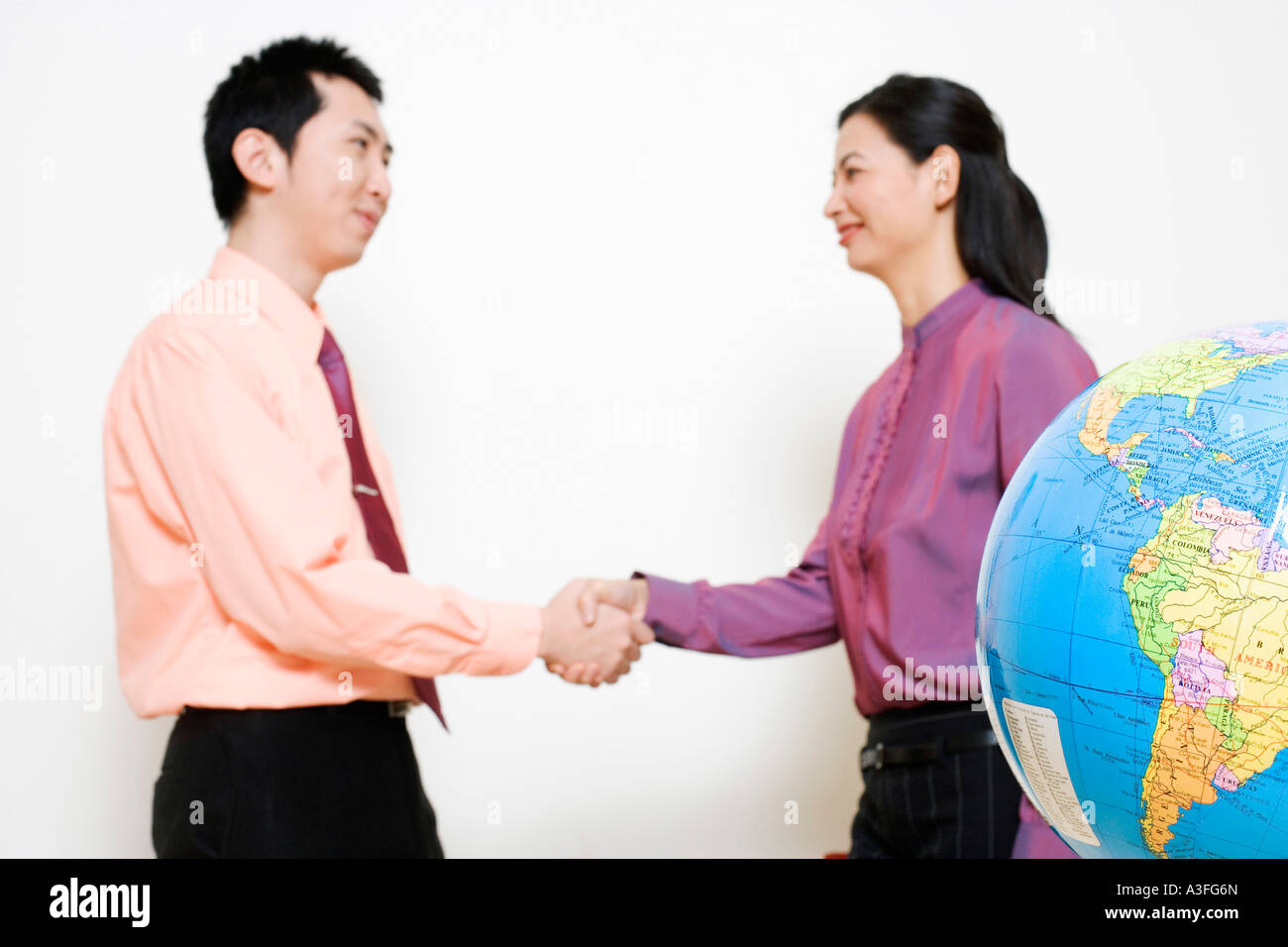 Businesswoman shaking hands with a businessman Banque D'Images