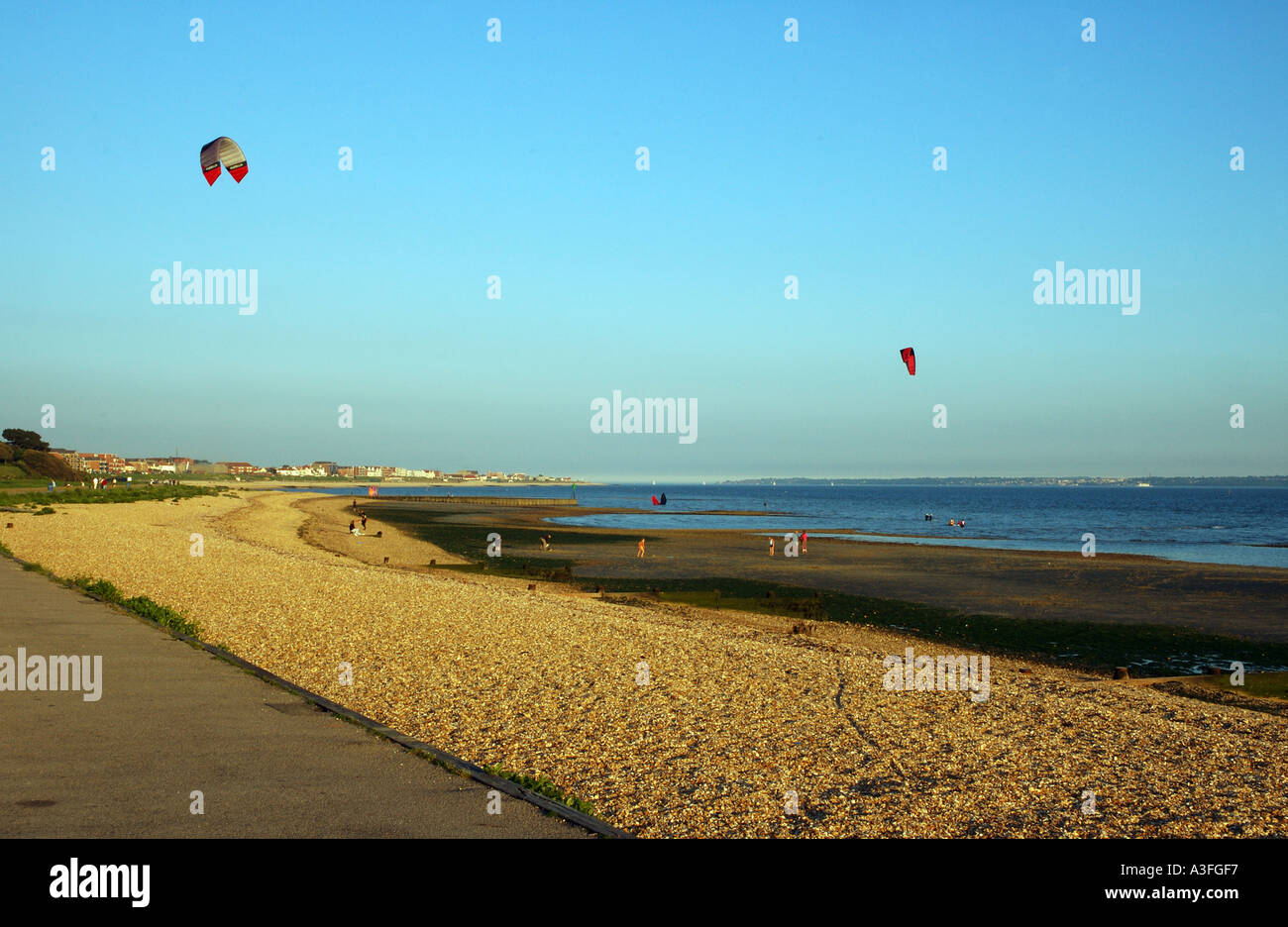 Kitesurfers à Lee sur le Solent Hampshire England UK Banque D'Images