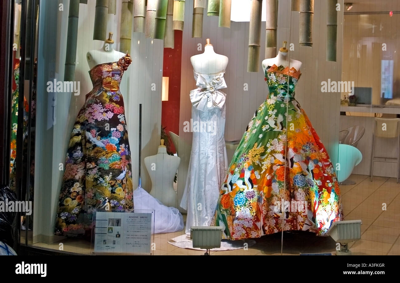 Robes de mariage recyclées de kimono à l'intérieur de la fenêtre de magasin, Japon Banque D'Images