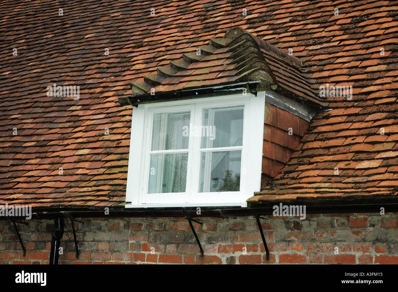 Lucarne de toit en pente de cottage anglais Hampshire UK Banque D'Images