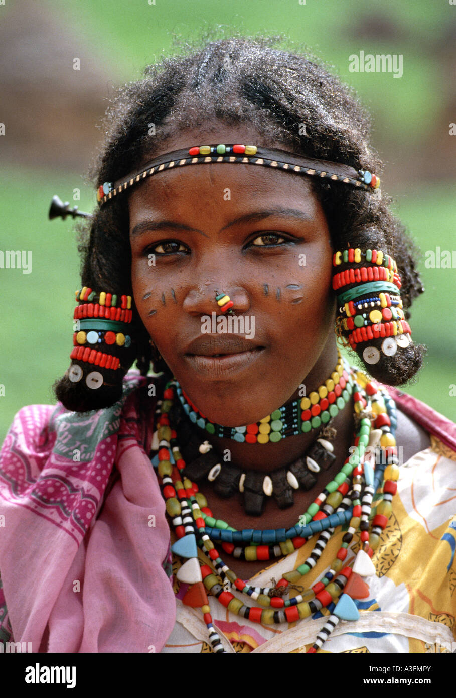 L'Érythrée, une femme Kunama avec sa tête et cou fête bijoux de perles Banque D'Images