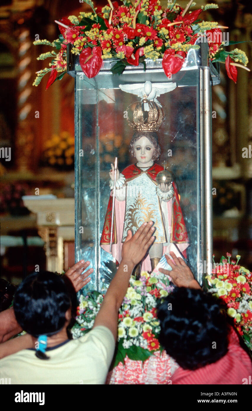 Philippines, Aklan, Kalibo, culte avec la sainte figure Saint Nino au festival Ati Atihan Banque D'Images