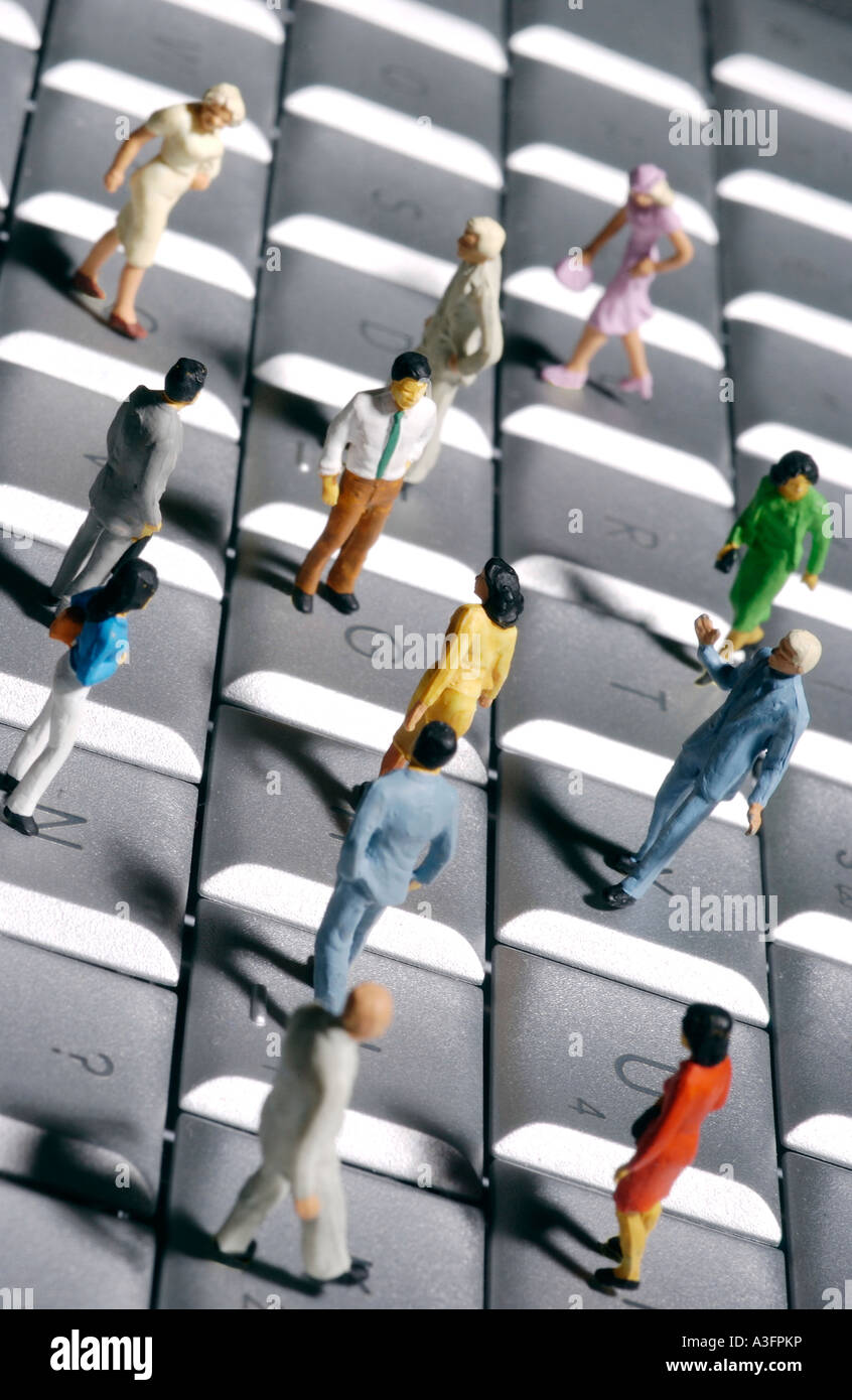 Les chiffres des gens debout sur un clavier d'ordinateur portable ordinateur - médias sociaux, la mise en réseau, de la technologie des communications concepts concept Banque D'Images