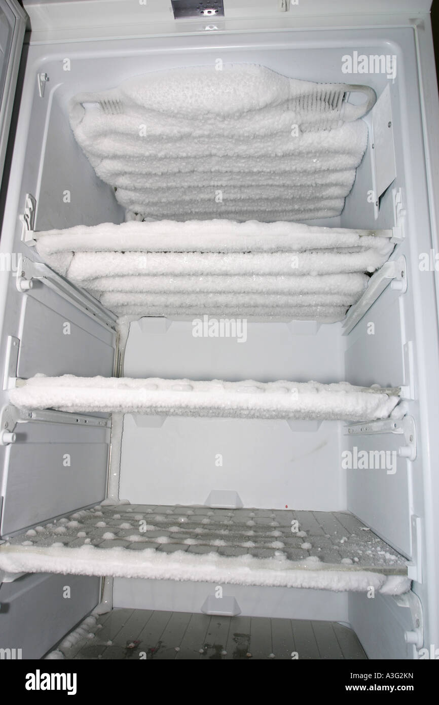 Un congélateur rempli de glace Photo Stock - Alamy