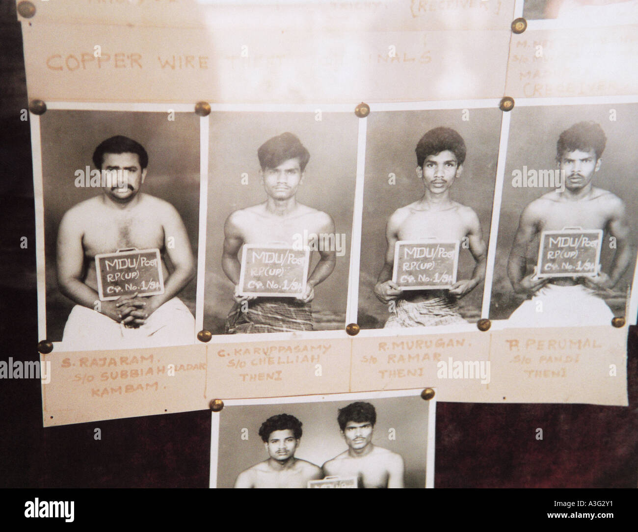 L'Inde d'affichage montrant les criminels recherchés pour voler le fil de cuivre vu à la gare dans le Kerala, Inde Banque D'Images