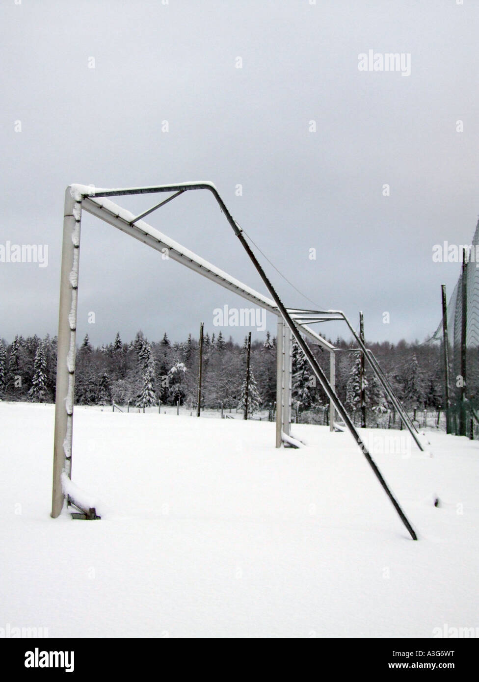 Terrain de football couvert de neige en Suède Banque D'Images
