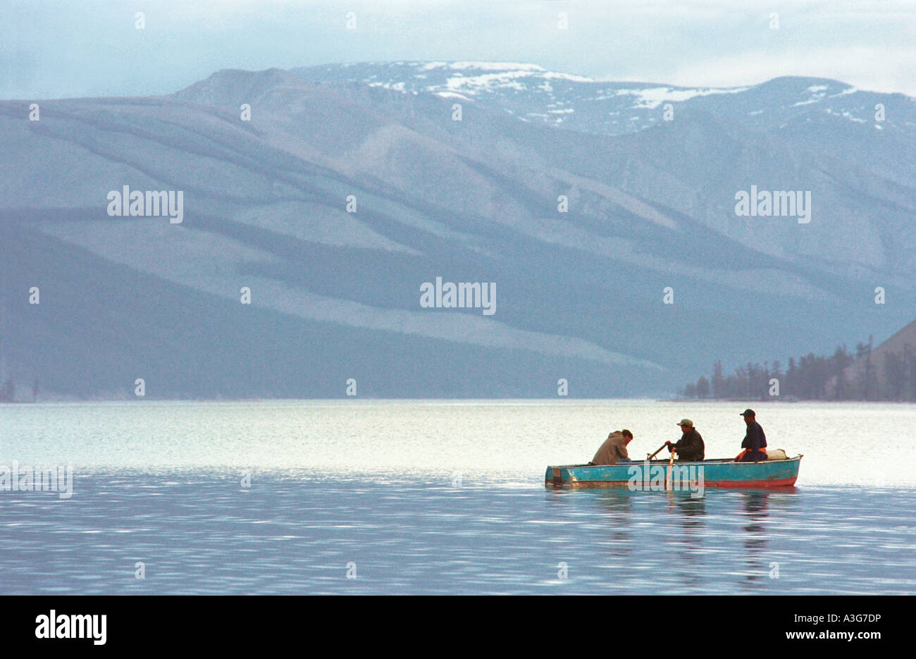 Les pêcheurs en bateau. Lac Khuvsgul. Khatgal somon (village). La Mongolie du Nord Banque D'Images