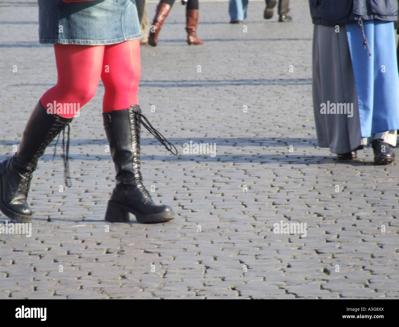 Femme en mini jupe en ville sale