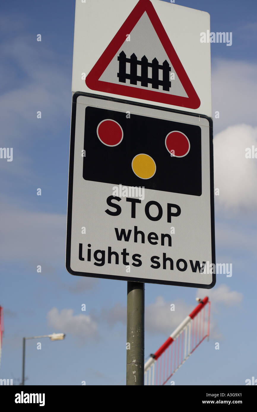 Passage à niveau, le rail et la route des barrières intersection route étroite lors du passage des trains Banque D'Images