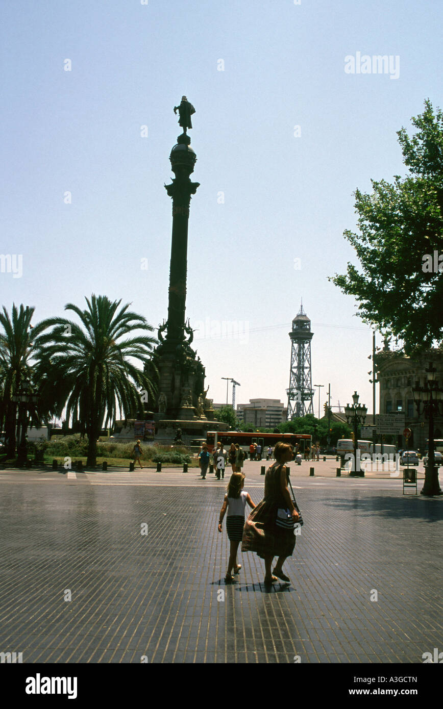 L'Espagne. Barcelone. Les poussettes en bas de Las Ramblas. La statue de Columbus dans l'arrière-plan Banque D'Images