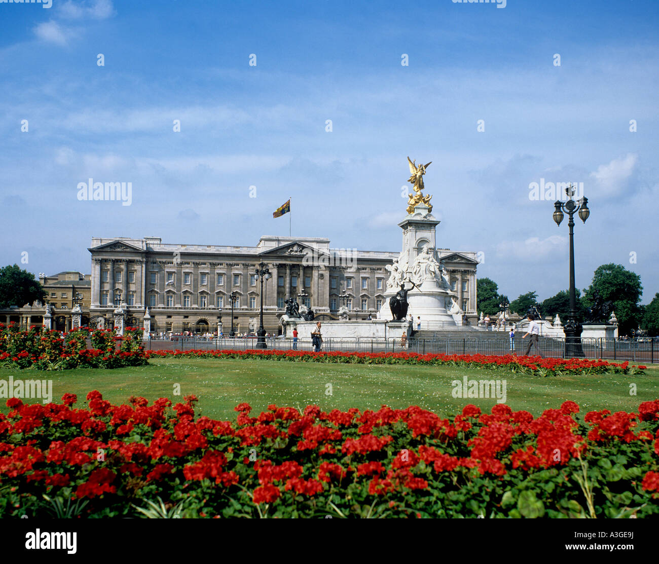 Le palais de Buckingham avec le Royal Standard battant l'indication de la reine est dans la résidence Banque D'Images